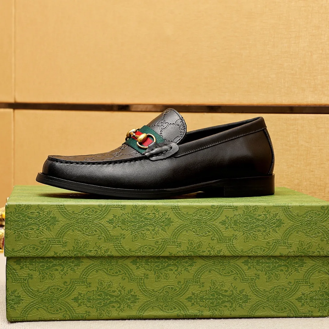 Men's shoes 💰460 💐 Product trademark: GUCCI "Gucci" casual leather shoes Regular size: 38-44 (45🉑️customized) Product materials: Selected imported first-layer calfskin embossed upper + luxury hardware buckle, imported water-dyed cow leather lining. Strong three-dimensional visual effect, original combination outsole Color: 5⃣️colors available